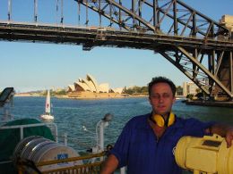 Pod mostem w Sydney ( w tle słynna Opera)
